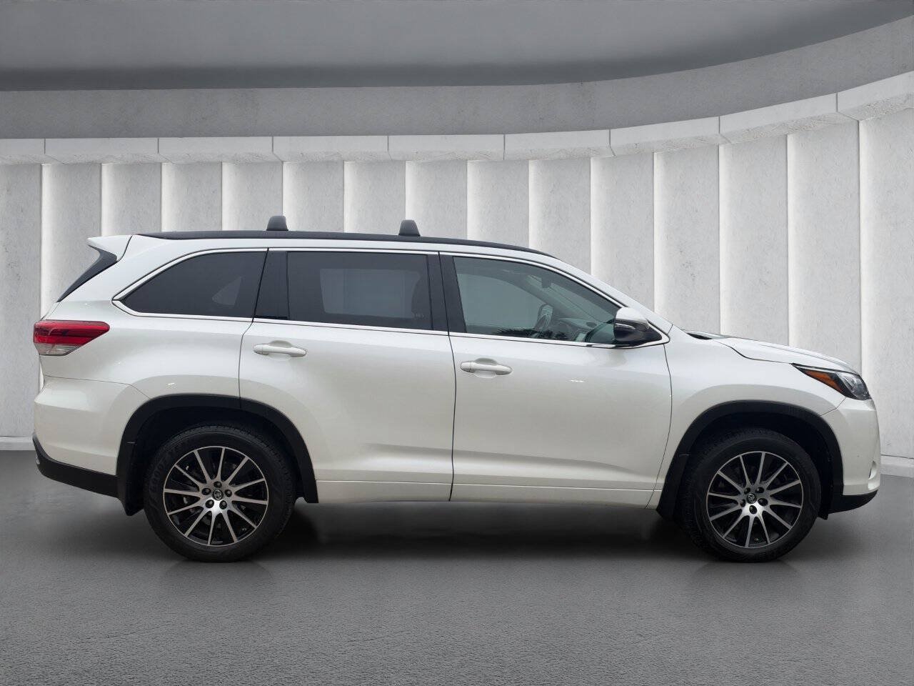 Used 2018 Toyota Highlander SE AWD/4WD image 5