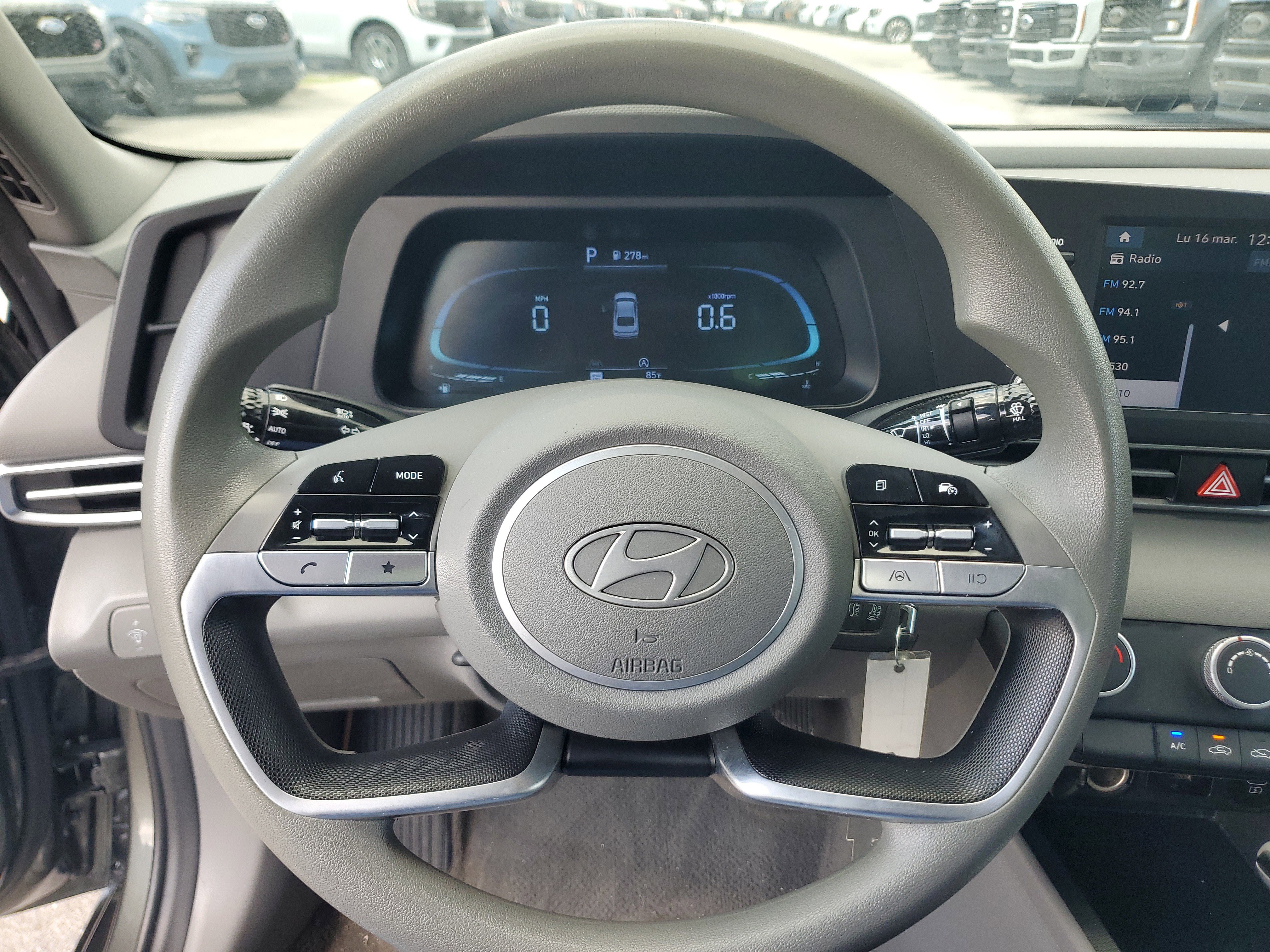 Used 2024 Hyundai Elantra SE FWD image 18
