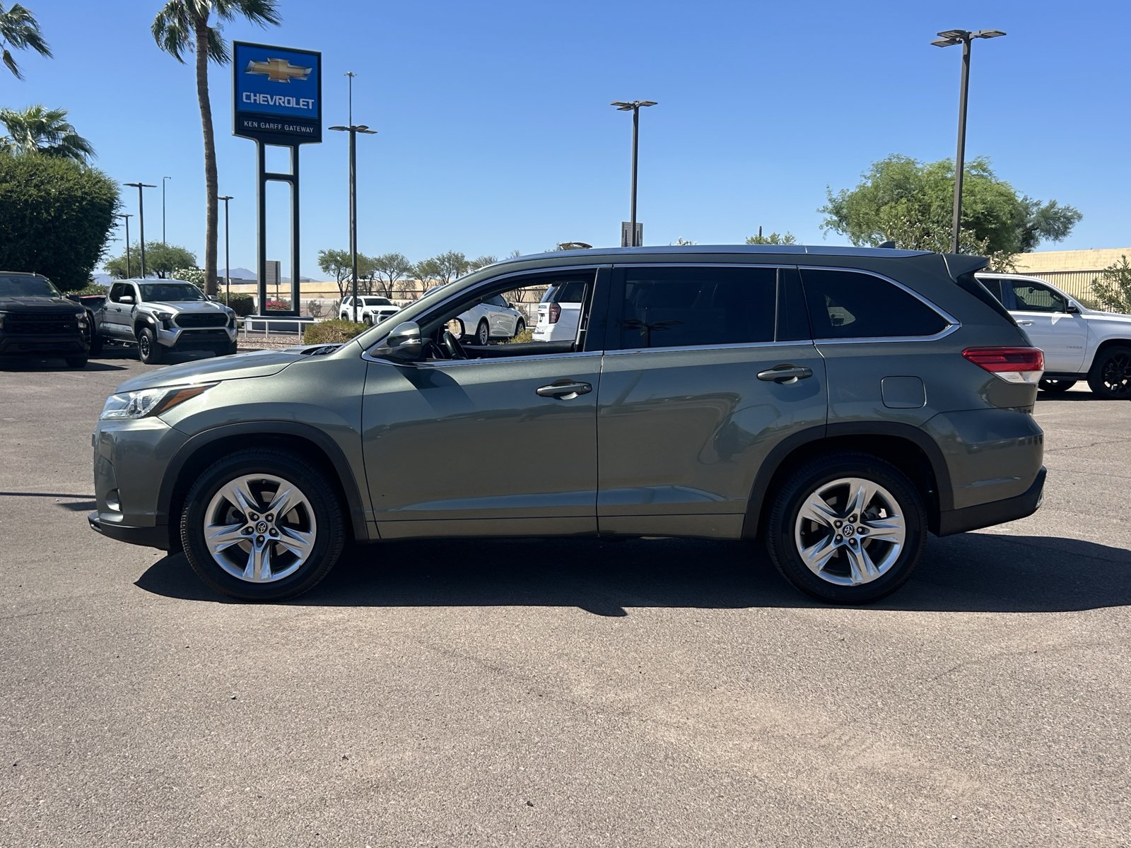 Used 2017 Toyota Highlander Limited FWD image 2
