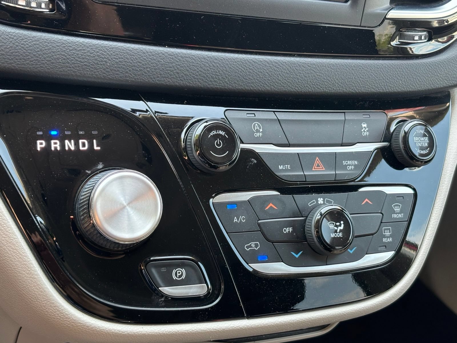 Used 2022 Chrysler Voyager LX FWD image 11