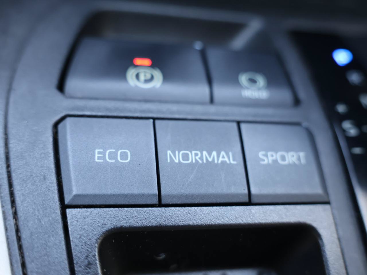 Used 2020 Toyota RAV4 LE w/ All Weather Liner Package FWD image 15