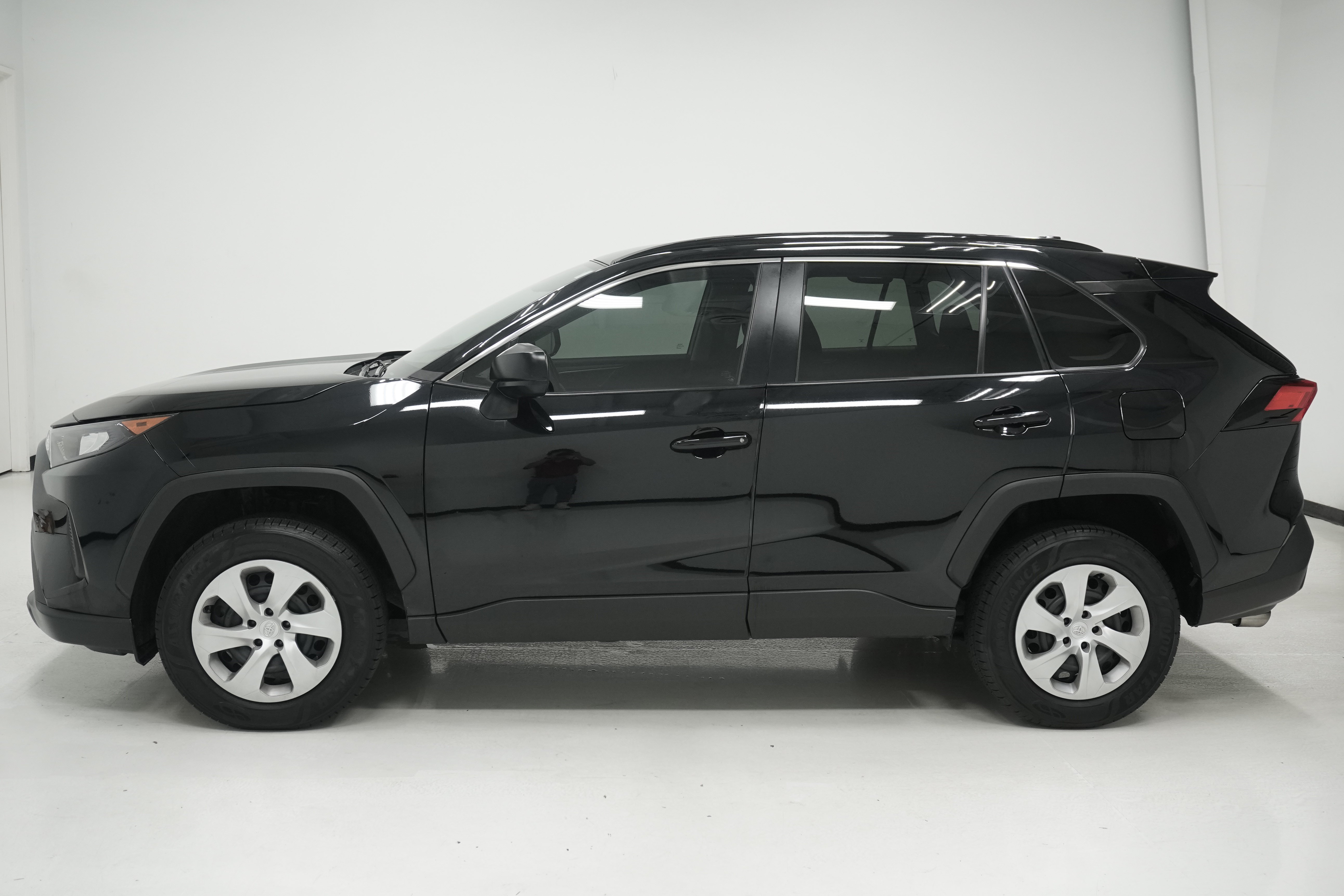 Used 2021 Toyota RAV4 LE FWD image 7