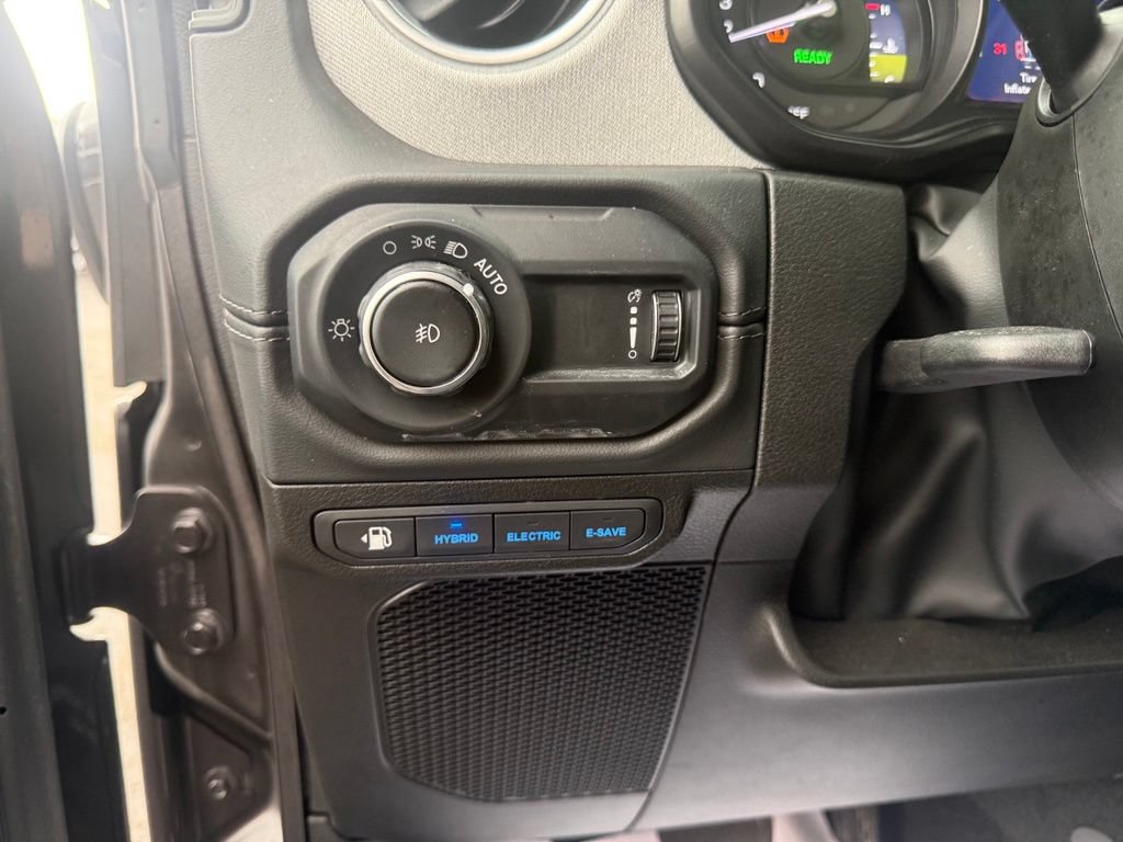 Used 2025 Jeep Wrangler Unlimited Sahara AWD/4WD image 20