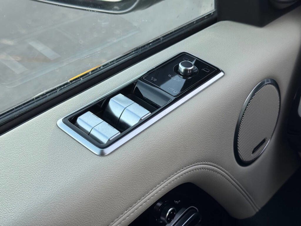 Used 2019 Land Rover Range Rover image 24
