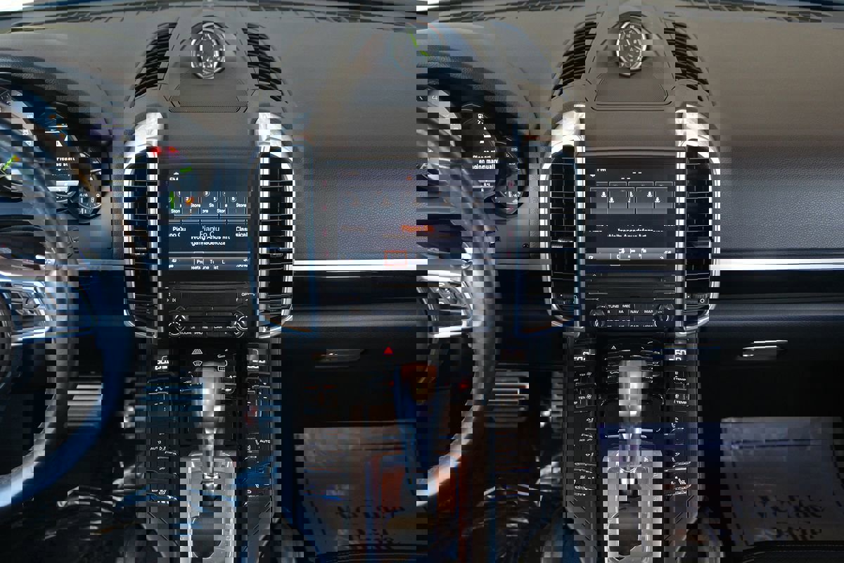 Used 2017 Porsche Cayenne S image 21