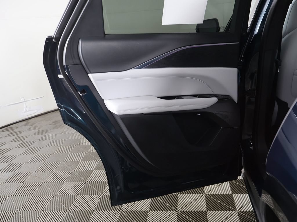 Used 2025 Cadillac Lyriq Luxury RWD image 28