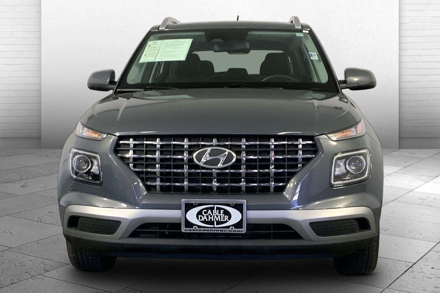 Used 2025 Hyundai Venue SEL FWD image 2