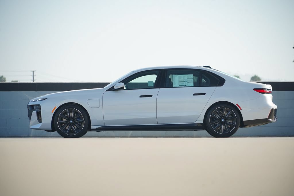 New 2026 BMW 750e xDrive w/ Premium Package AWD/4WD image 4
