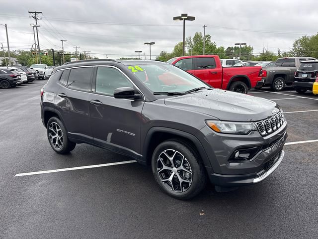 Used 2024 Jeep Compass Limited AWD/4WD image 2