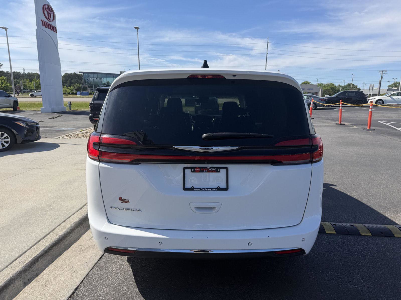 Used 2023 Chrysler Pacifica Touring-L FWD image 6