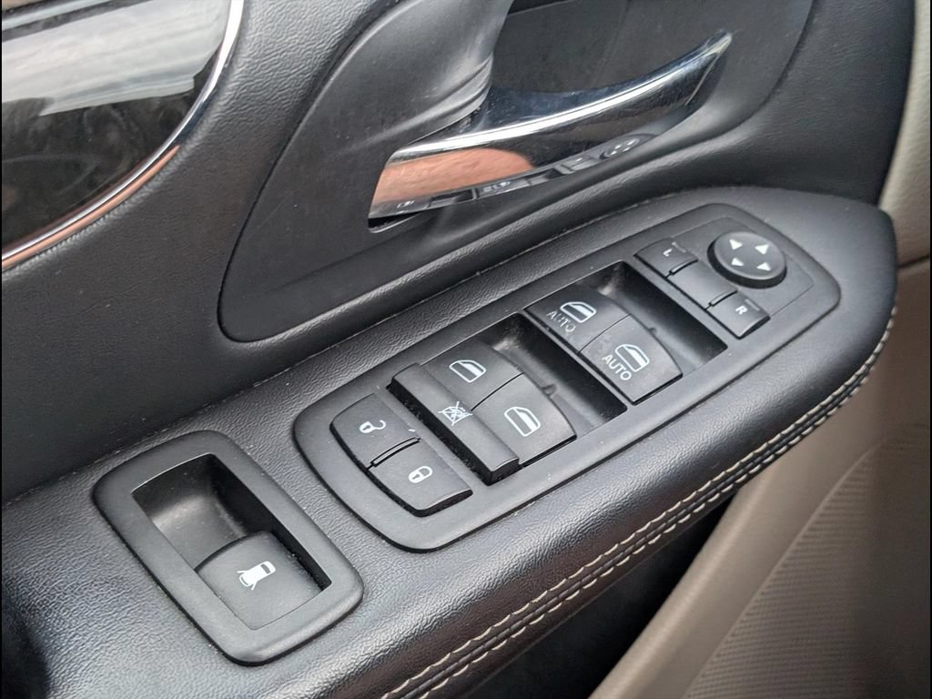Used 2014 Chrysler Town & Country Touring w/ Driver Convenience Group FWD image 12