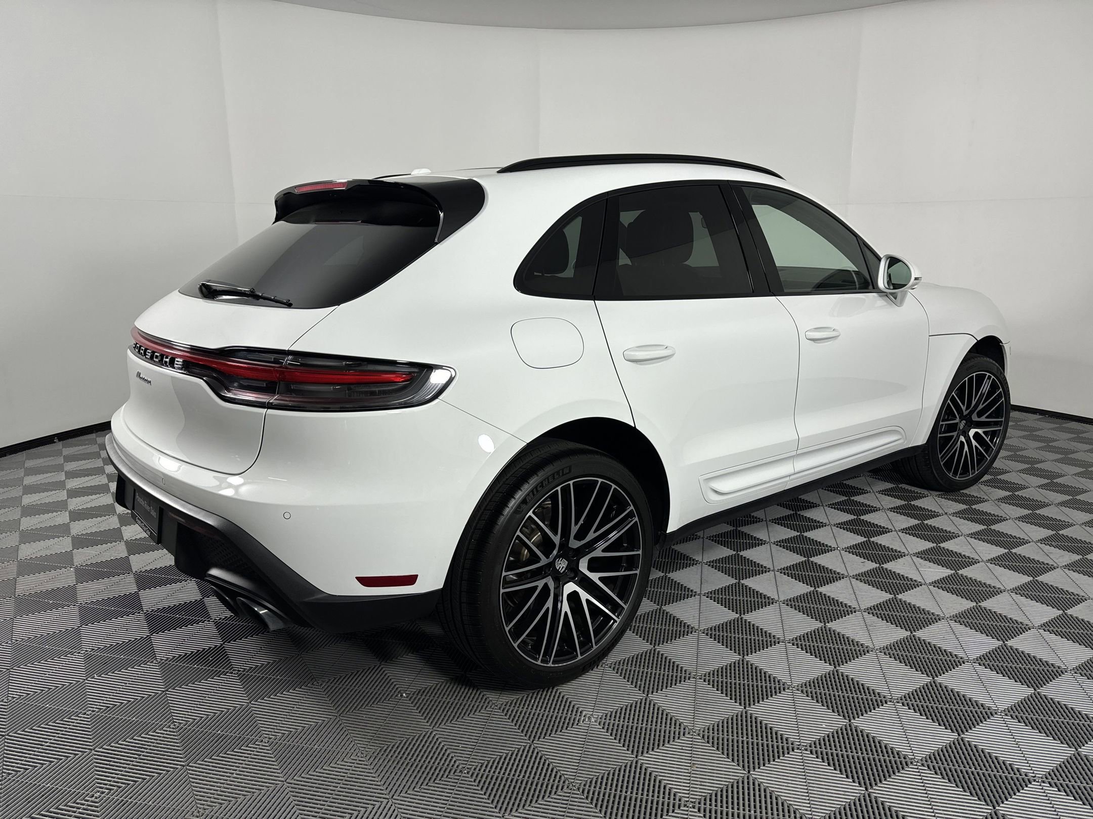 Certified 2025 Porsche Macan image 9