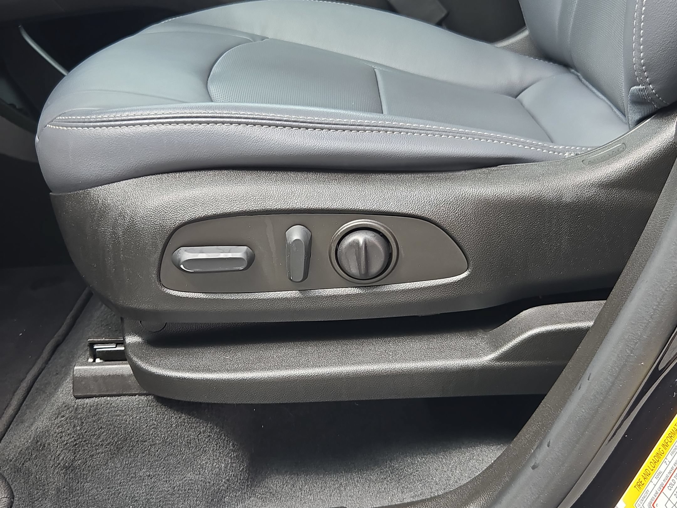 Used 2022 Buick Enclave Essence w/ Experience Buick Package FWD image 23