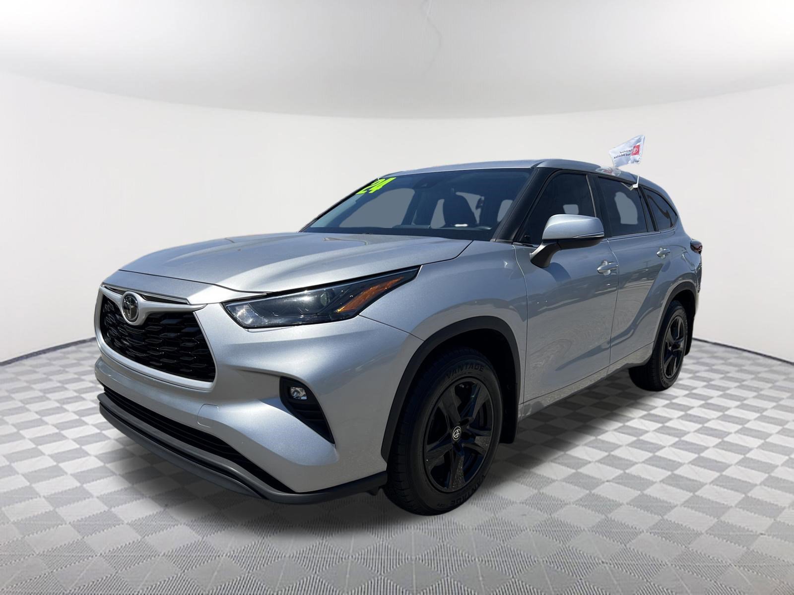 Certified 2024 Toyota Highlander LE AWD/4WD image 3