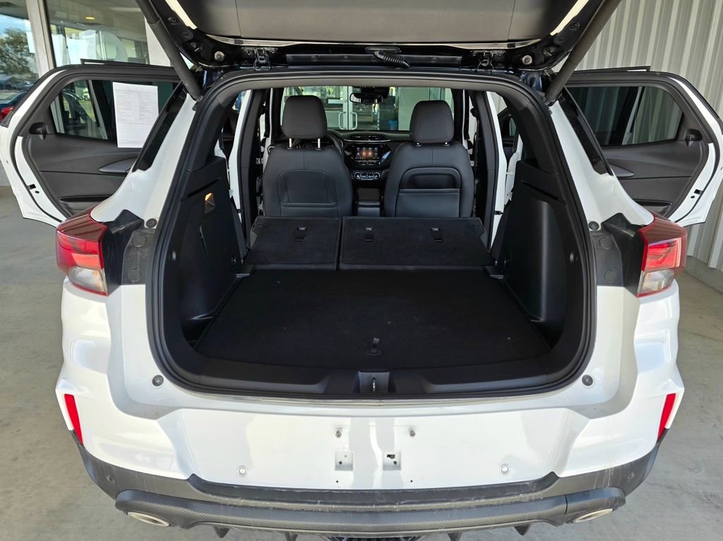 Used 2023 Chevrolet TrailBlazer RS w/ Sun and Liftgate Package image 11