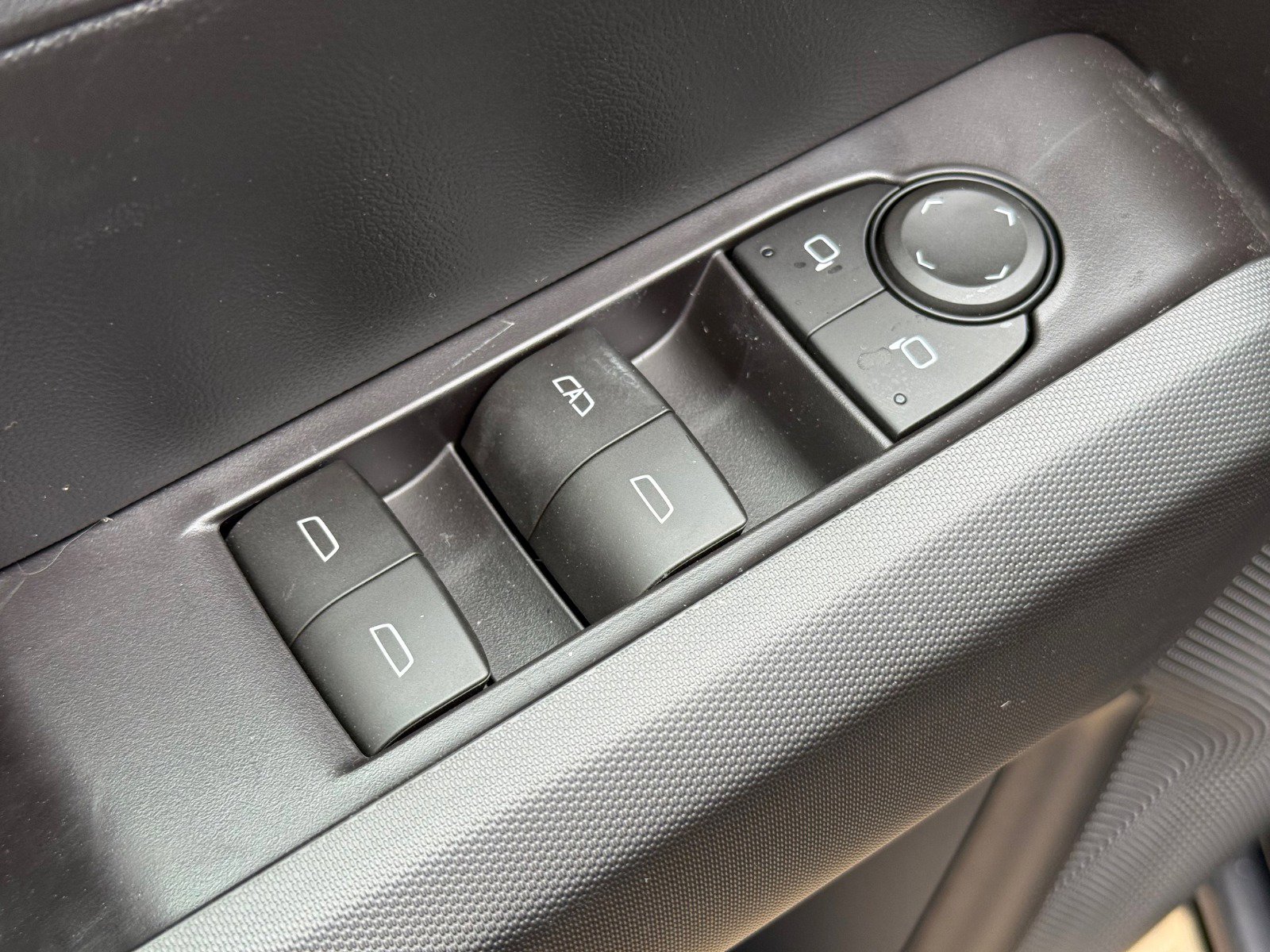 New 2026 GMC Canyon Elevation w/ Convenience Package image 9