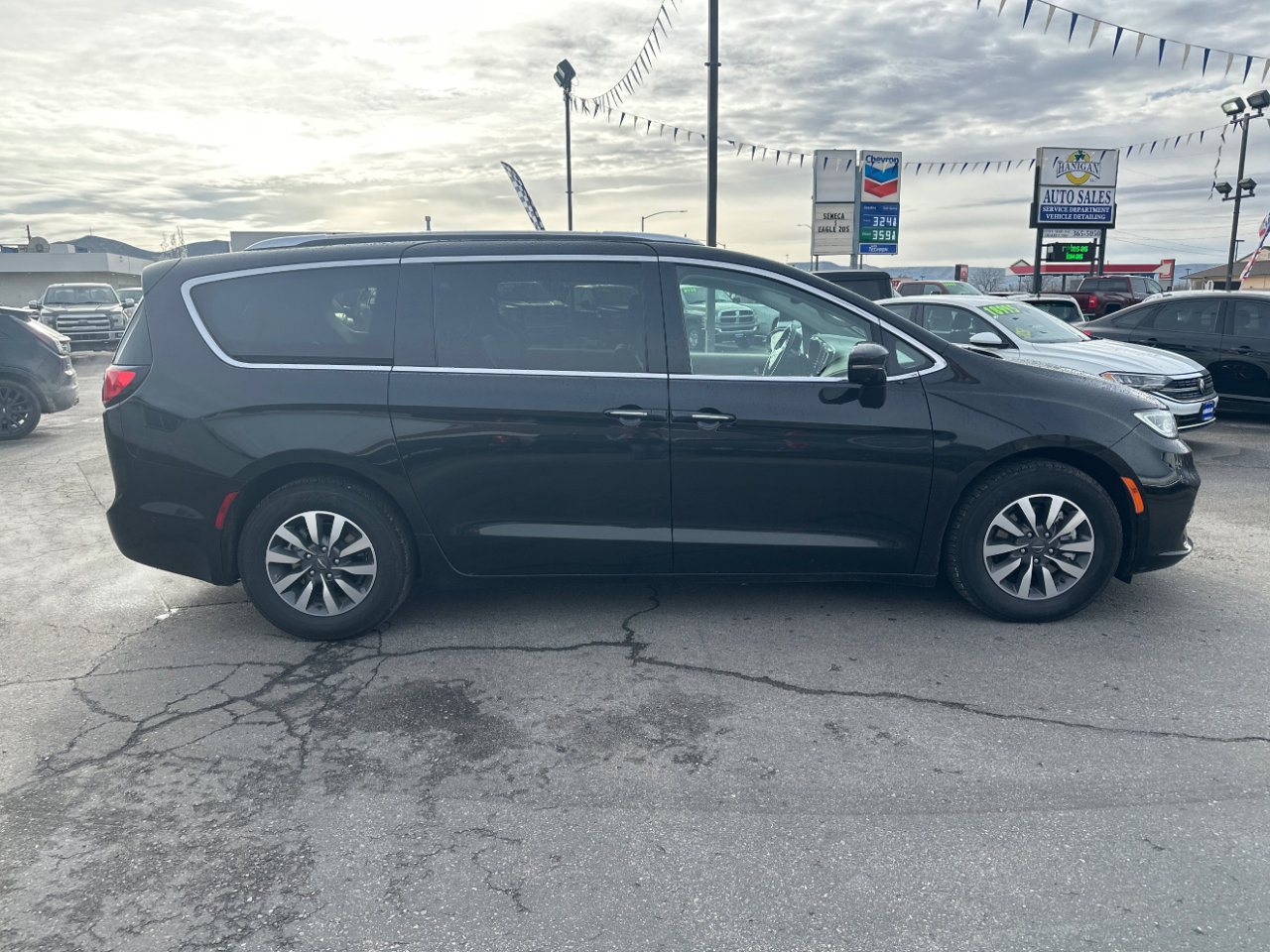 Used 2021 Chrysler Pacifica Touring-L image 6
