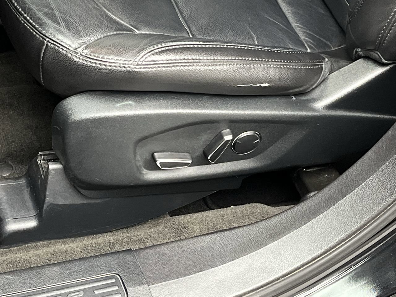 Used 2018 Ford Explorer XLT w/ Equipment Group 202A AWD/4WD image 11
