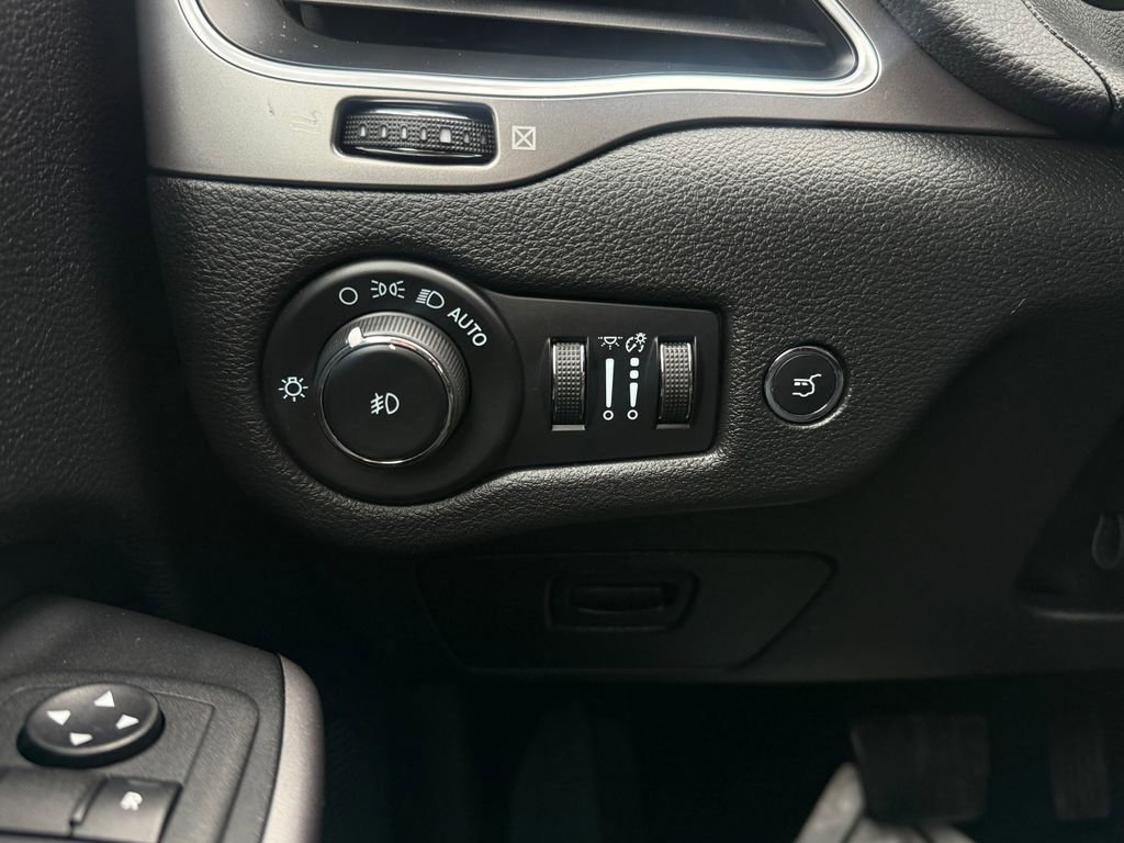 Used 2022 Jeep Cherokee Latitude Lux w/ Mopar Interior Package image 21