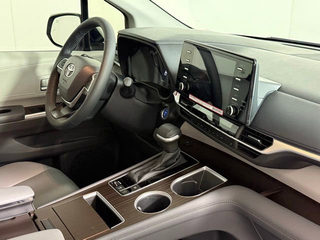 Used 2024 Toyota Sienna XLE FWD image 34