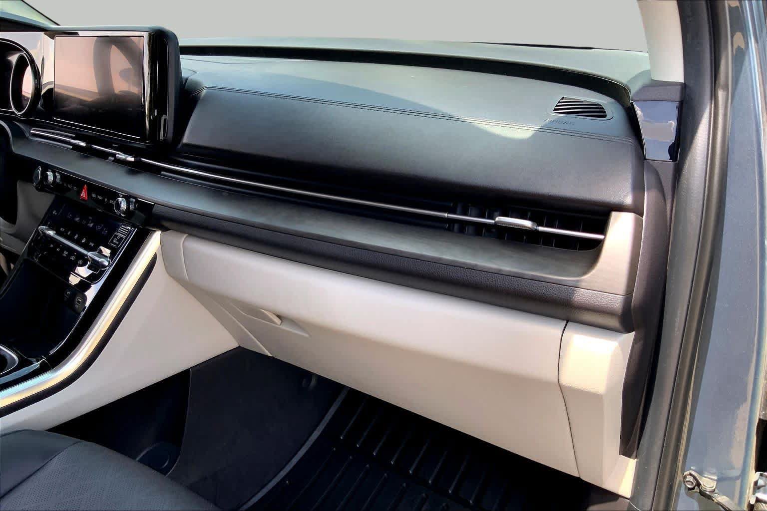 Used 2022 Kia Carnival EX FWD image 19