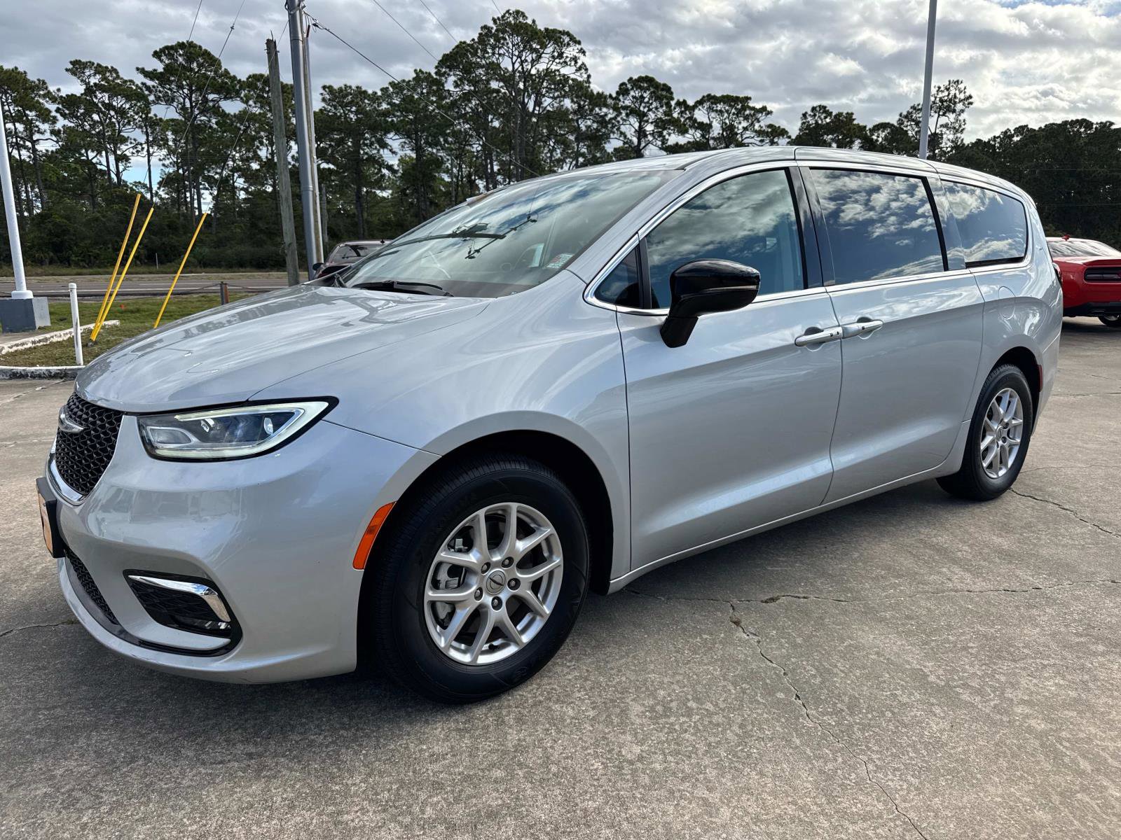 Certified 2024 Chrysler Pacifica Touring-L image 7