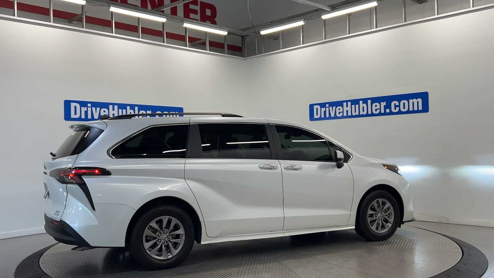 Used 2024 Toyota Sienna XLE FWD image 7