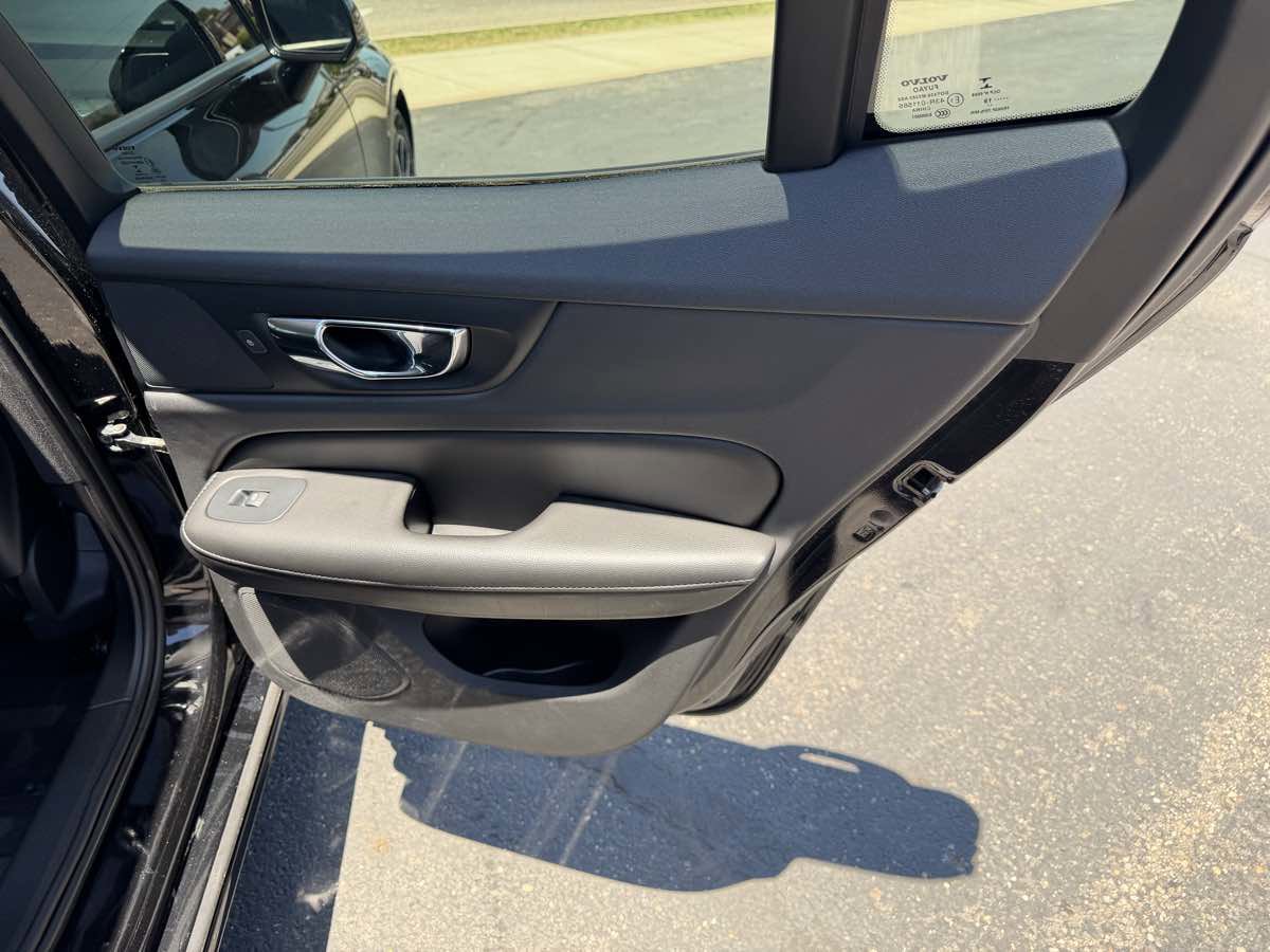Used 2020 Volvo S60 T6 Momentum AWD/4WD image 17