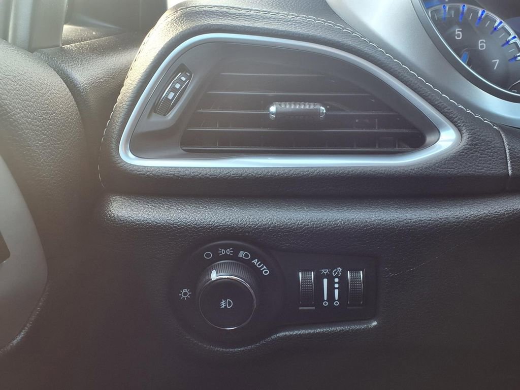 Certified 2025 Chrysler Pacifica Limited image 17