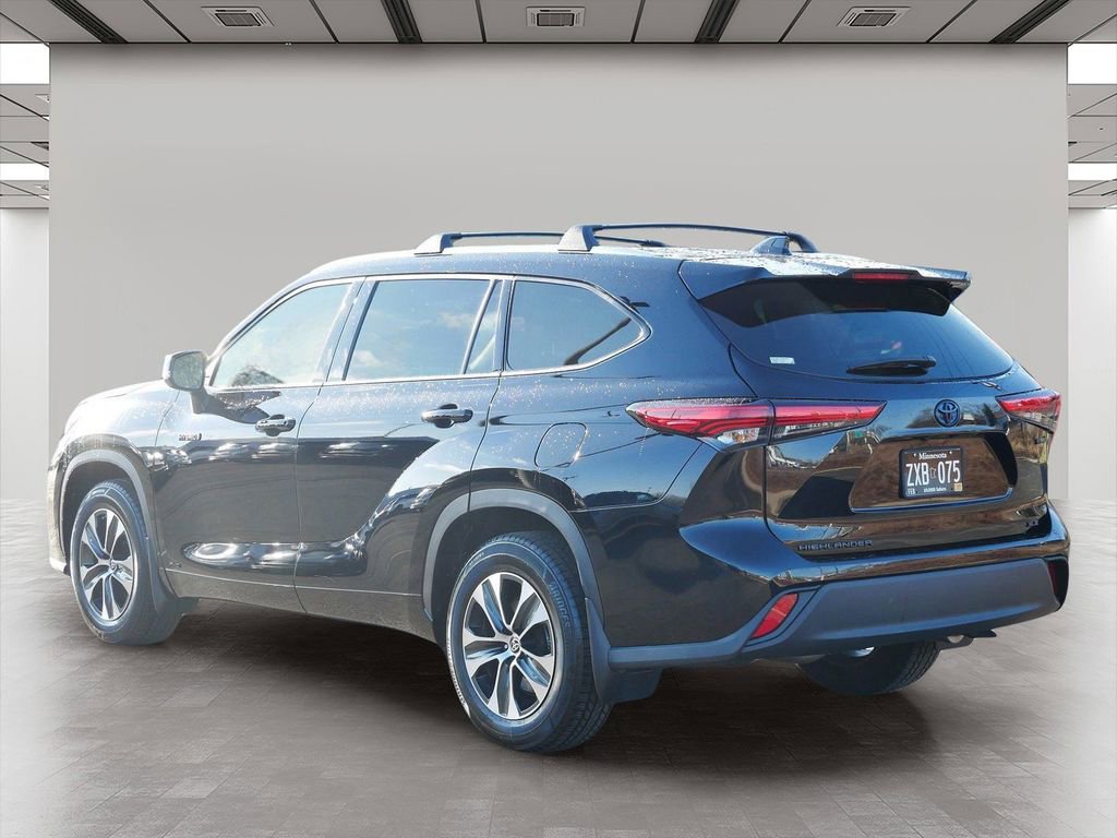 Used 2021 Toyota Highlander XLE image 4
