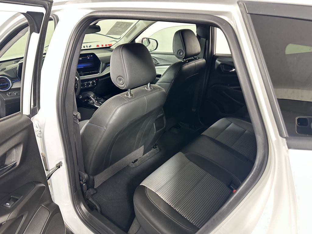 Used 2025 Chevrolet Trax LT w/ LT Convenience Package FWD image 17