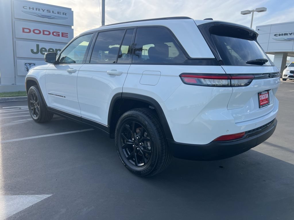Used 2024 Jeep Grand Cherokee Altitude RWD image 18