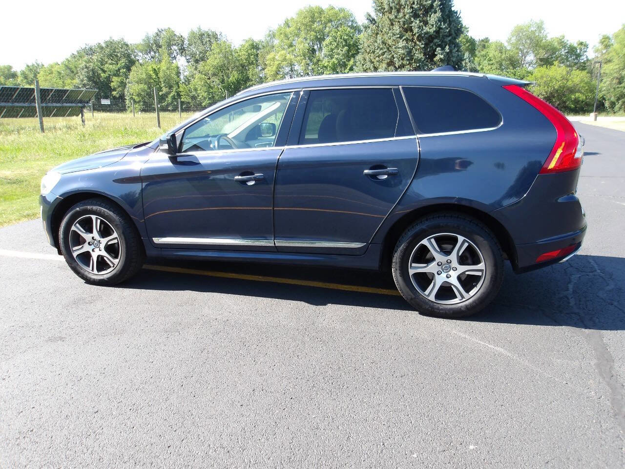 Used 2015 Volvo XC60 T6 w/ Proximity Package AWD/4WD image 12