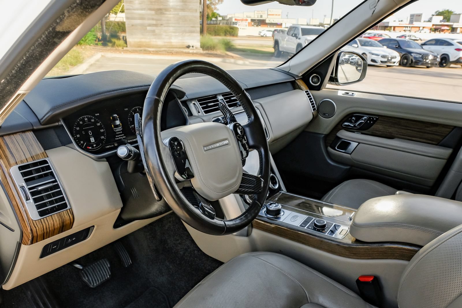 Used 2018 Land Rover Range Rover Supercharged AWD/4WD image 3