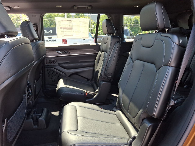 New 2026 Jeep Grand Cherokee L Limited w/ Limited Altitude Package AWD/4WD image 6