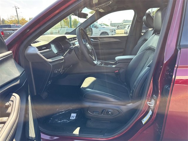 New 2025 Jeep Grand Cherokee Altitude image 2