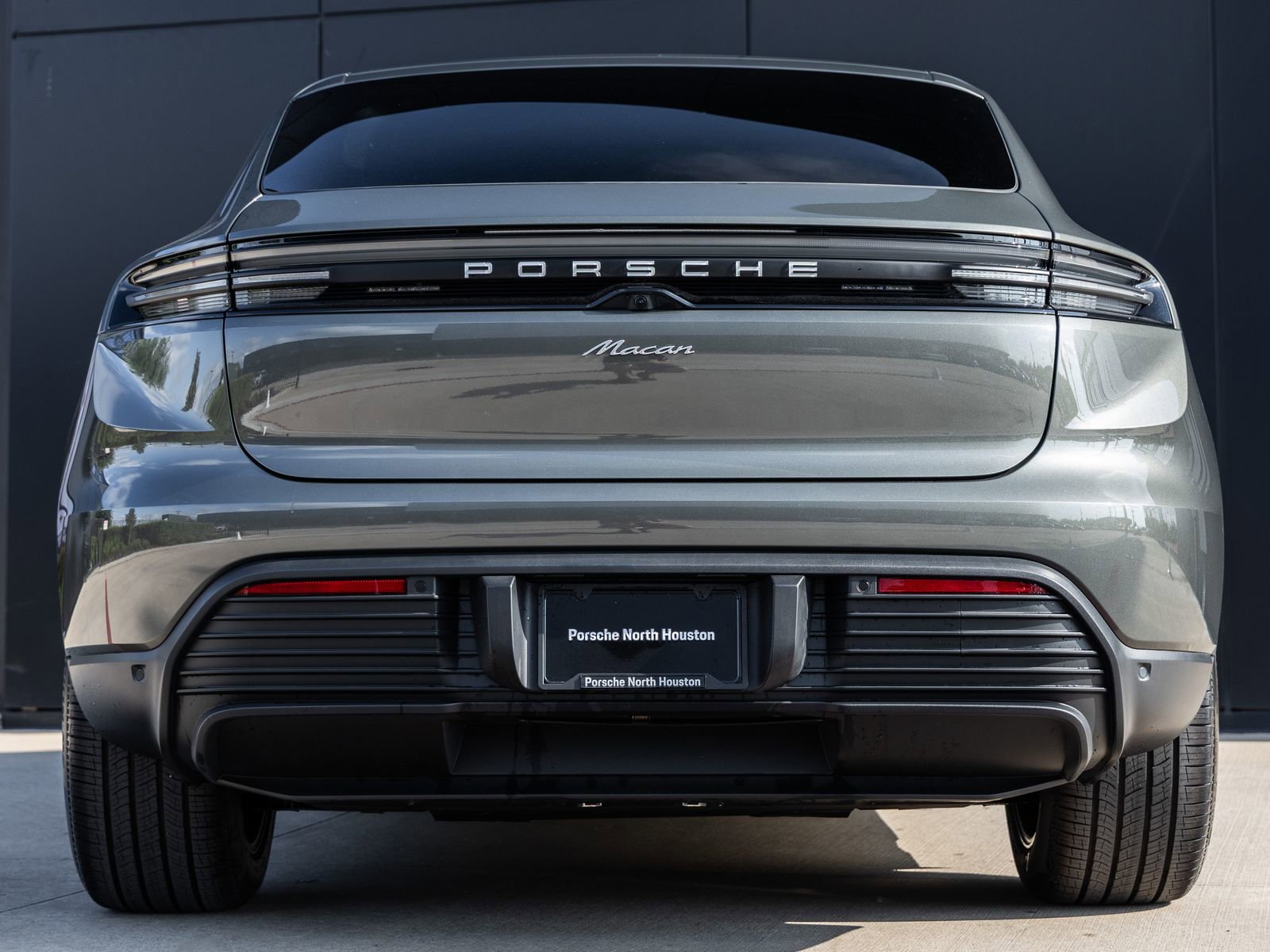 Certified 2025 Porsche Macan Electric image 10