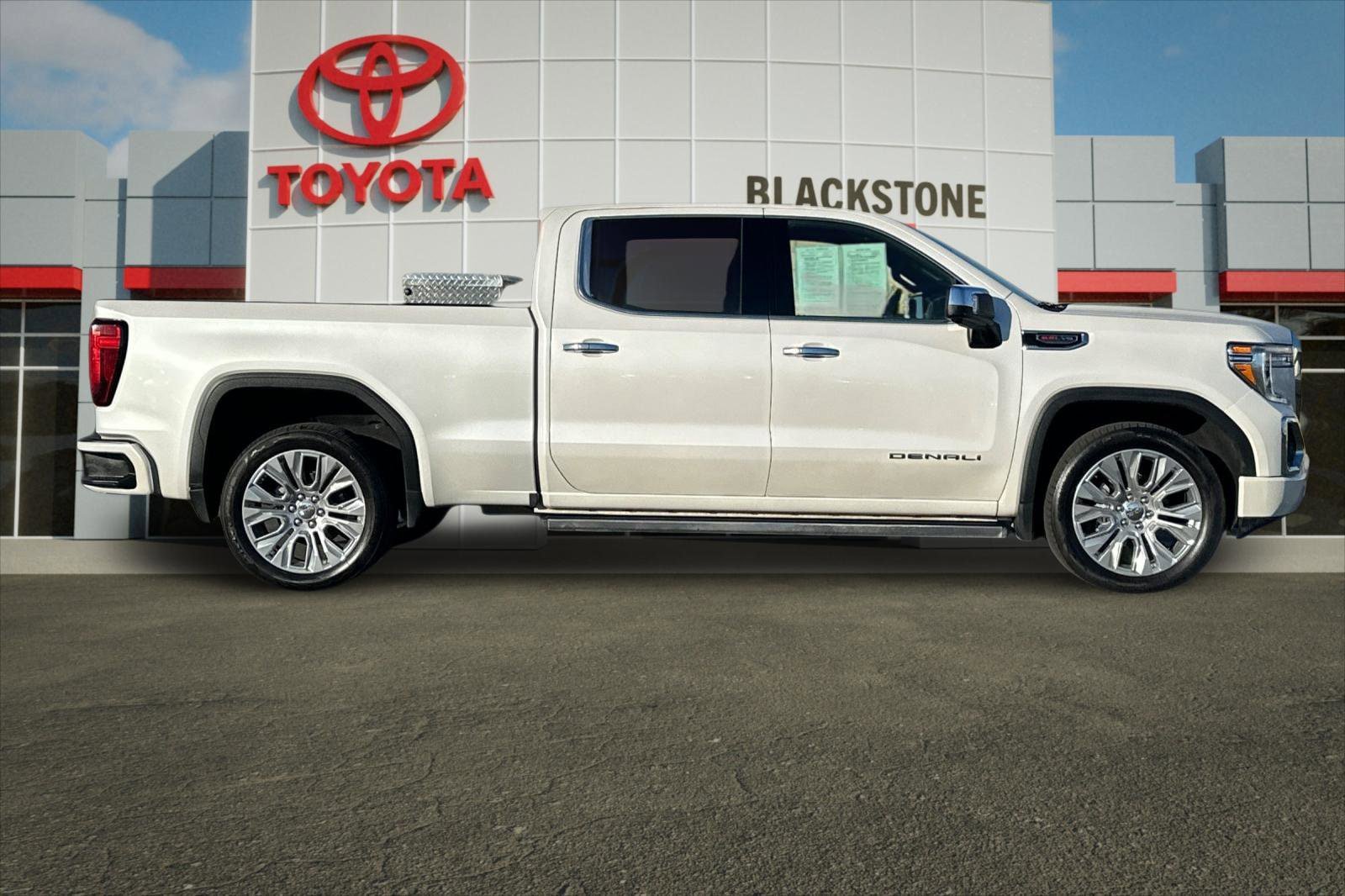 Used 2022 GMC Sierra 1500 Denali w/ Denali Reserve Package AWD/4WD image 2