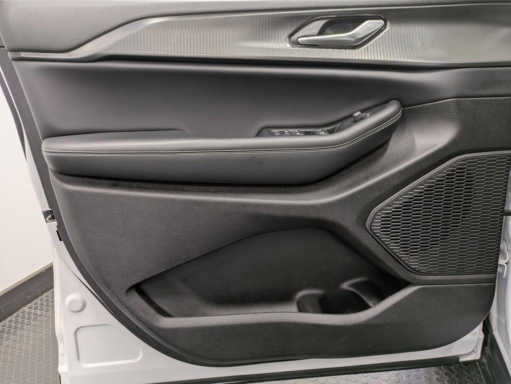 Used 2023 Jeep Grand Cherokee Altitude image 8