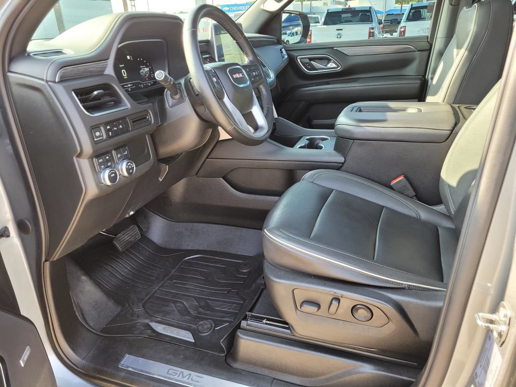 Used 2023 GMC Yukon XL SLT AWD/4WD image 2