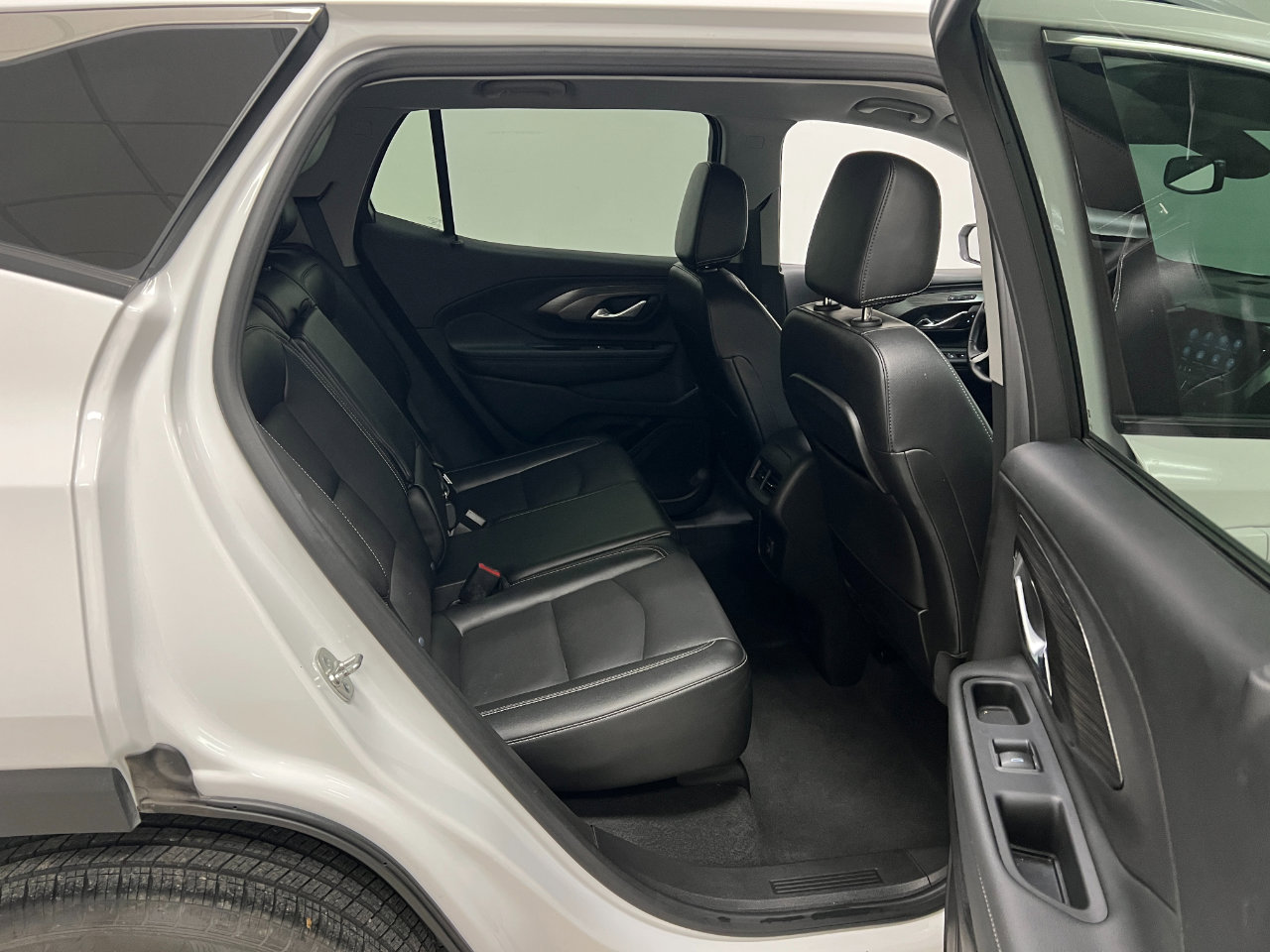 Used 2024 GMC Terrain SLT image 27