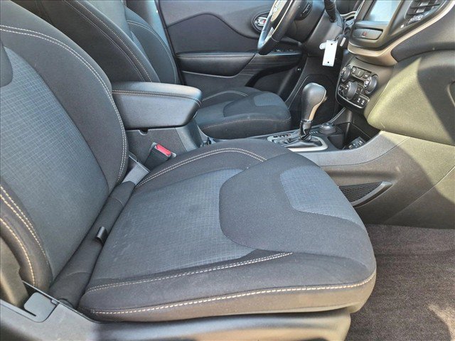 Used 2016 Jeep Cherokee Latitude w/ Cold Weather Group AWD/4WD image 20