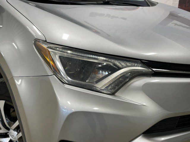 Used 2018 Toyota RAV4 LE FWD image 10
