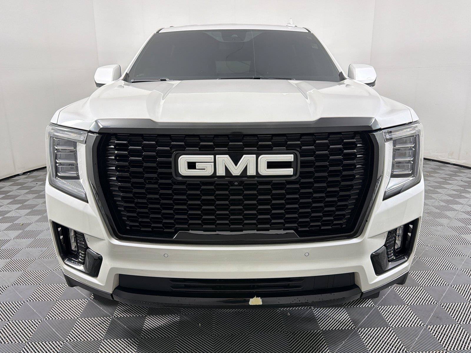 Used 2023 GMC Yukon XL SLT w/ SLT Premium Package AWD/4WD image 2