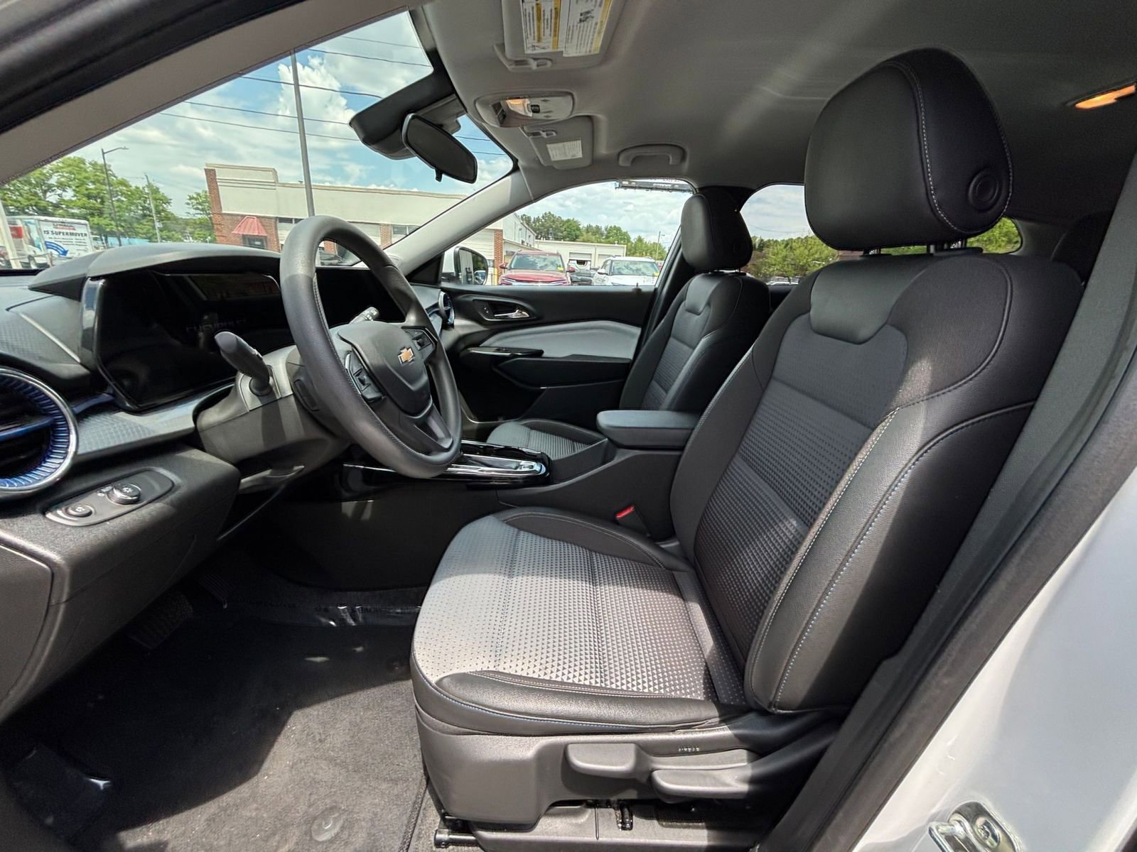 Used 2025 Chevrolet Trax LT FWD image 27