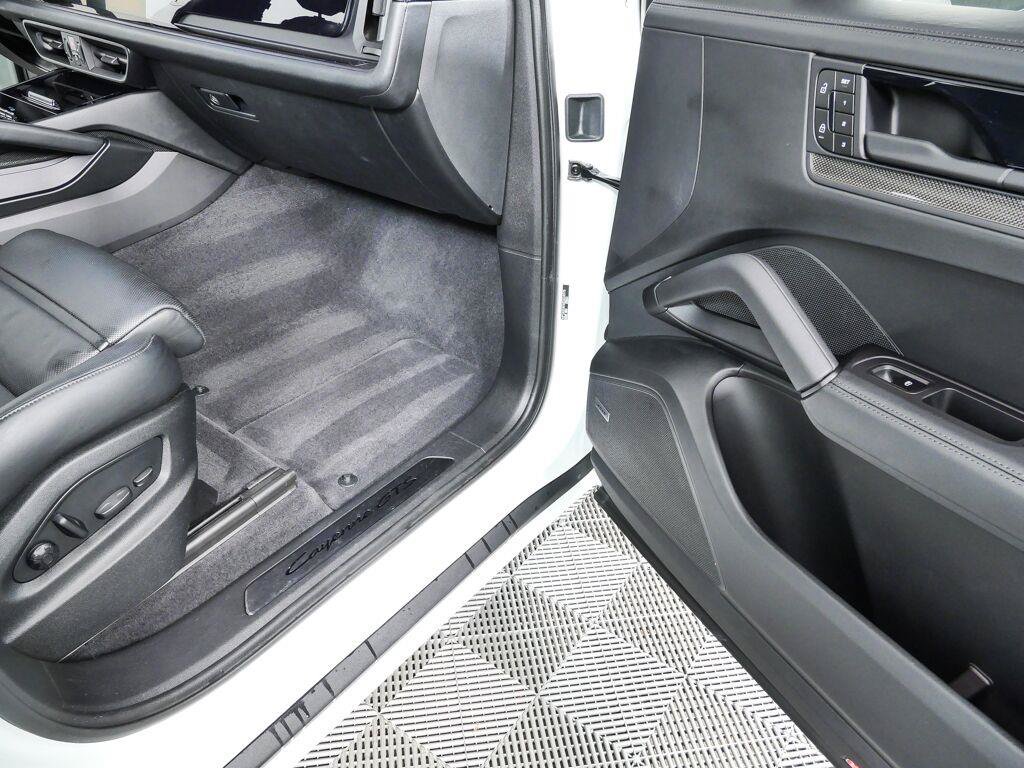Certified 2025 Porsche Cayenne GTS AWD/4WD image 31