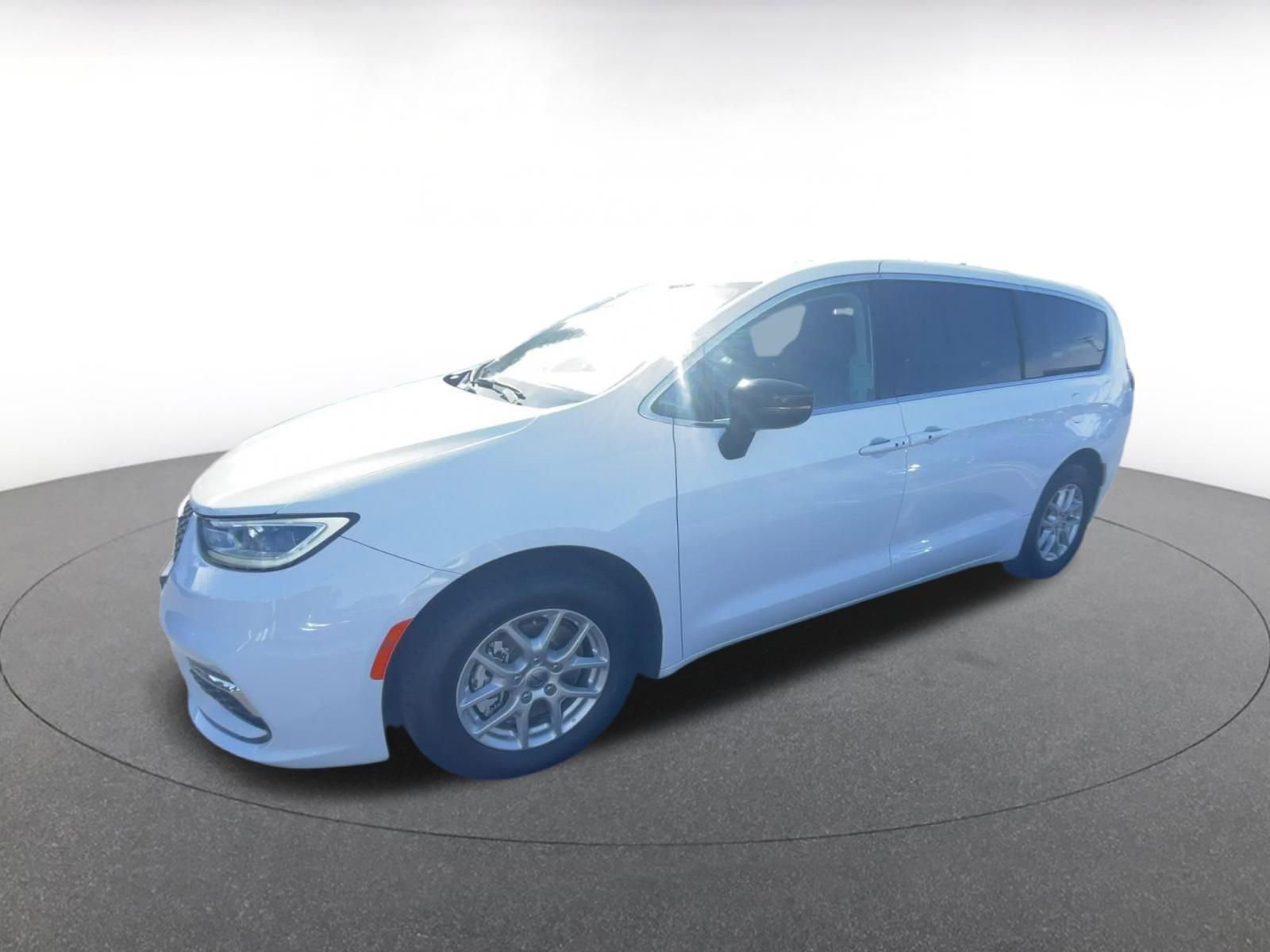 Used 2024 Chrysler Pacifica Touring-L image 8