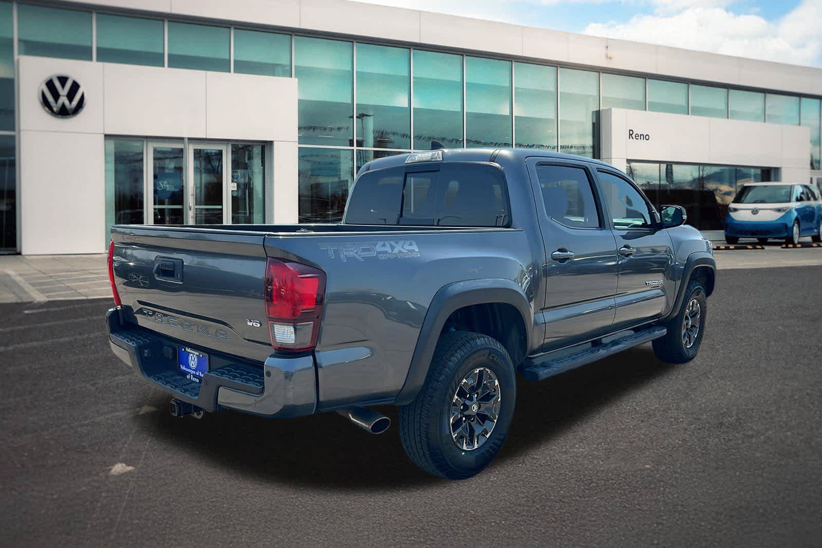 Used 2017 Toyota Tacoma TRD Off-Road w/ Premium & Technology Package AWD/4WD image 5