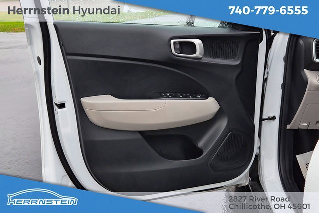 Used 2023 Hyundai Venue SEL image 15