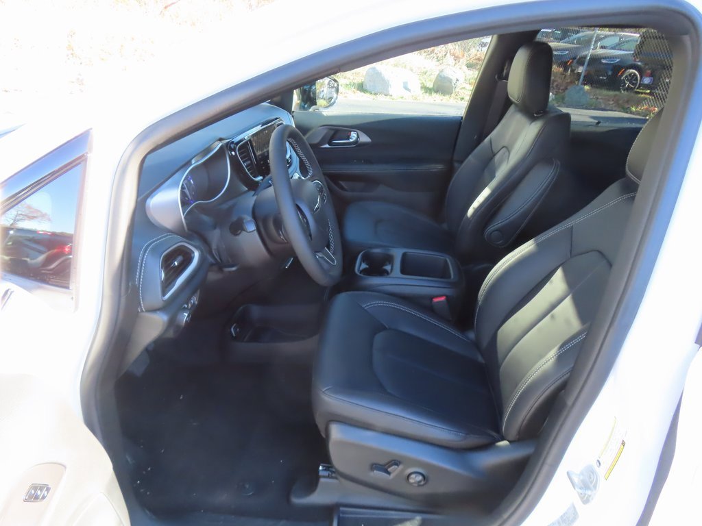 New 2026 Chrysler Pacifica Select image 18